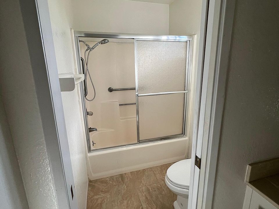 UPSTAIRS JACK AND JILL FULL BATHROOM WITH SEPARATE VANITY AREA