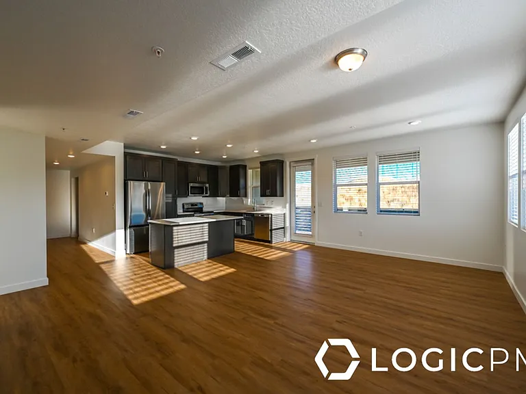754 W Blue Magic Ln #201 — Photo 19