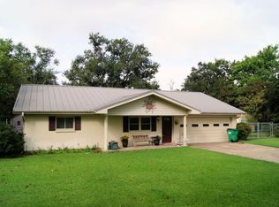 107 E Crescent Dr, Madisonville, TX 77864