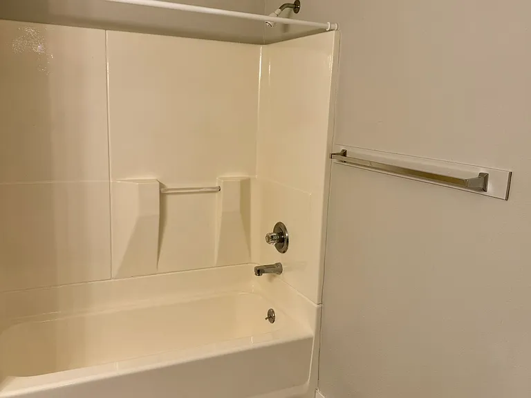 806 E College St #17S — Photo 9