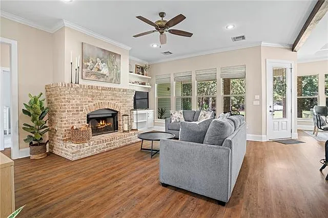2225 Labarre St — Photo 3