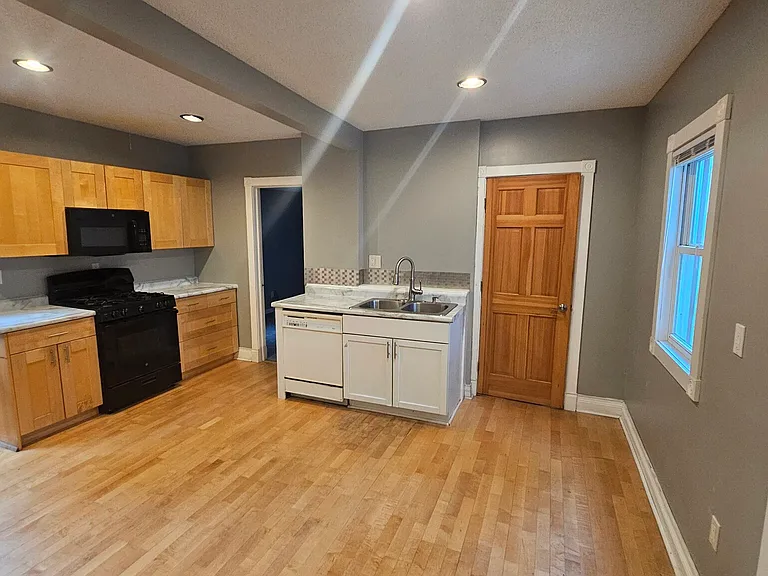 1609 3rd St NE #1 — Photo 2