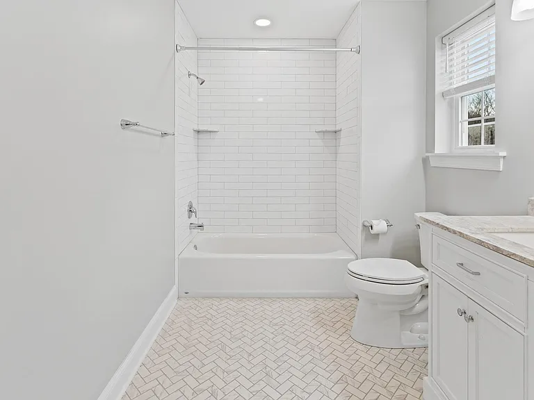 731 E Elm St — Photo 33