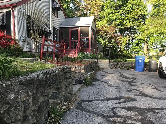 Driveway view of house. Pic 2.