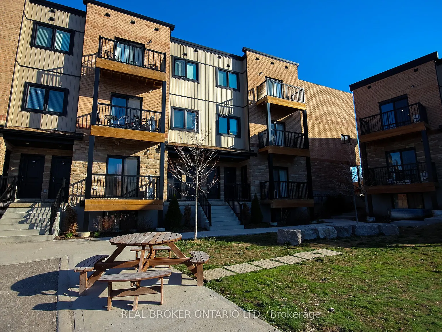 Signature West — Photo 1