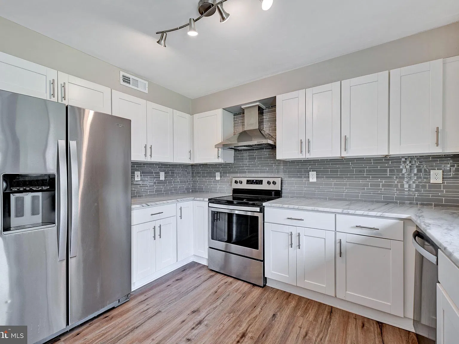 4 bed, 2.0 bath, 1390 sqft, $3,500 — Photo 3
