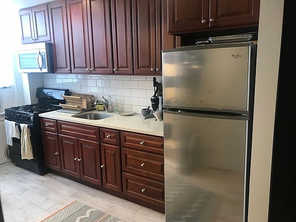3rd image of 94 Graham Ave APT 1C