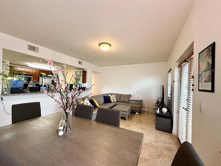 1033 SW 9th Ct #M-2 — Photo 9