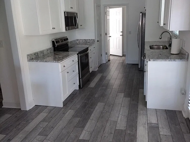 2301 Willow Creek Ct E — Photo 6