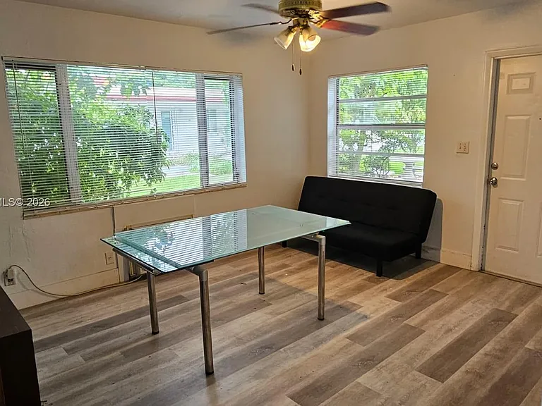 808 NE 10th St #3 — Photo 3