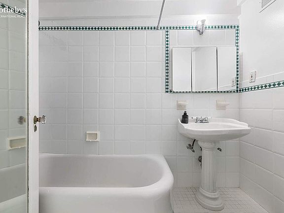 5th image of 300 W 23rd St APT 8G