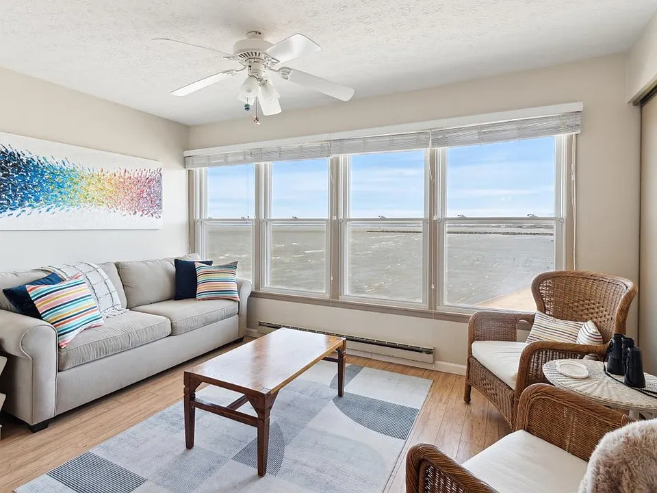 226 W Lakeshore Dr
