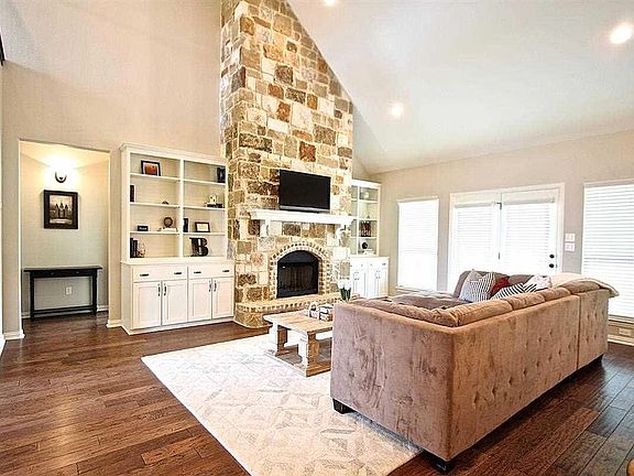 4th image of 820 Villa Como Dr
