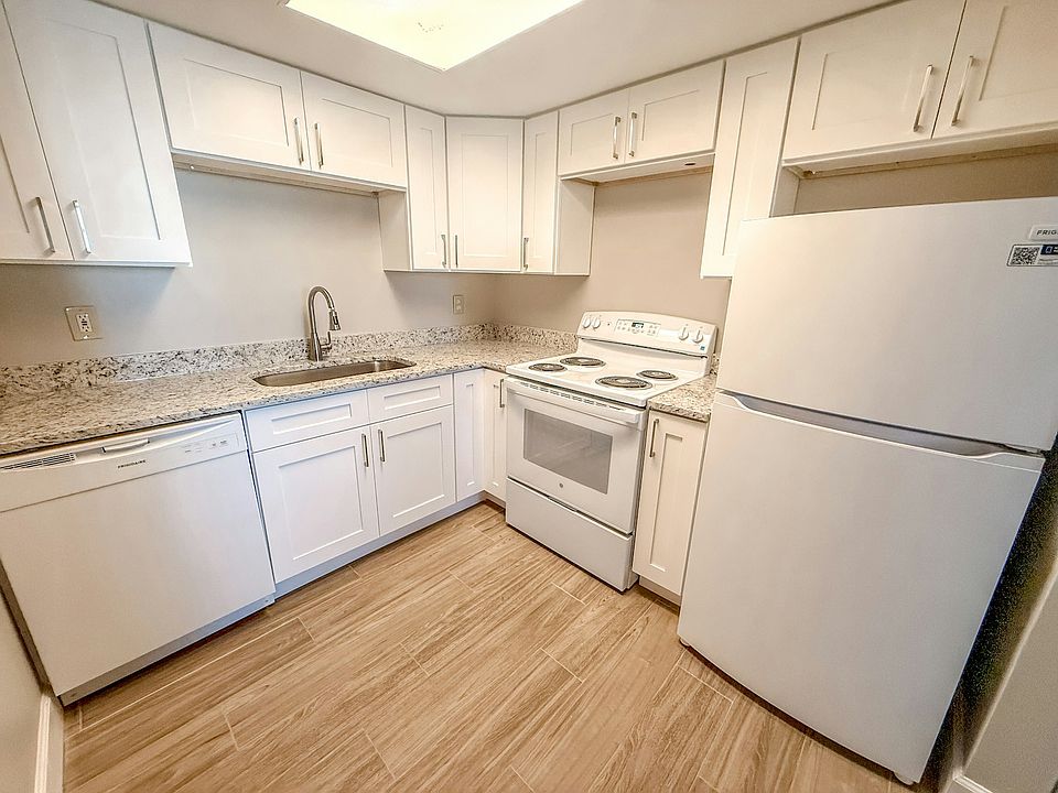 1st image of 209 Columbia Dr APT 3