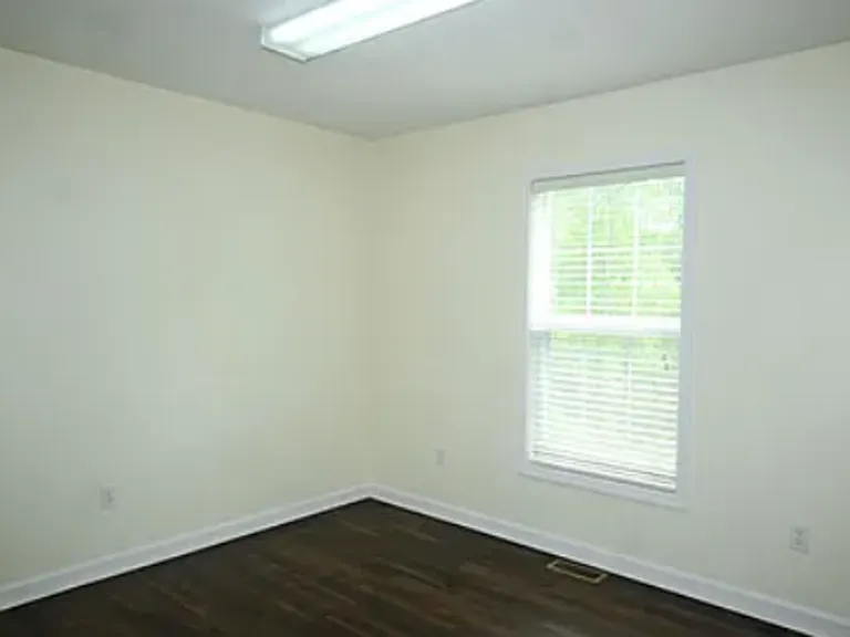 41 E Castle Dr — Photo 5