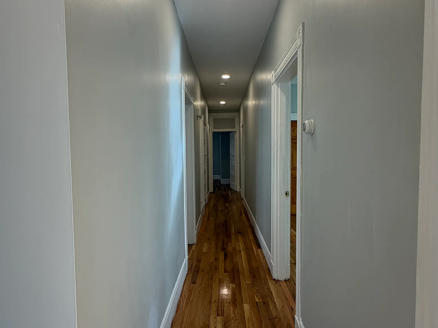 3 bed, 1000 sqft, $3,200 — Photo 2