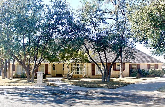 1st image of 40 Knoll Cir