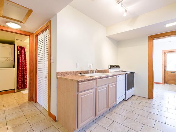 Full Bathroom with Washer/Dryer in Unit/Fully Furnished Kitc