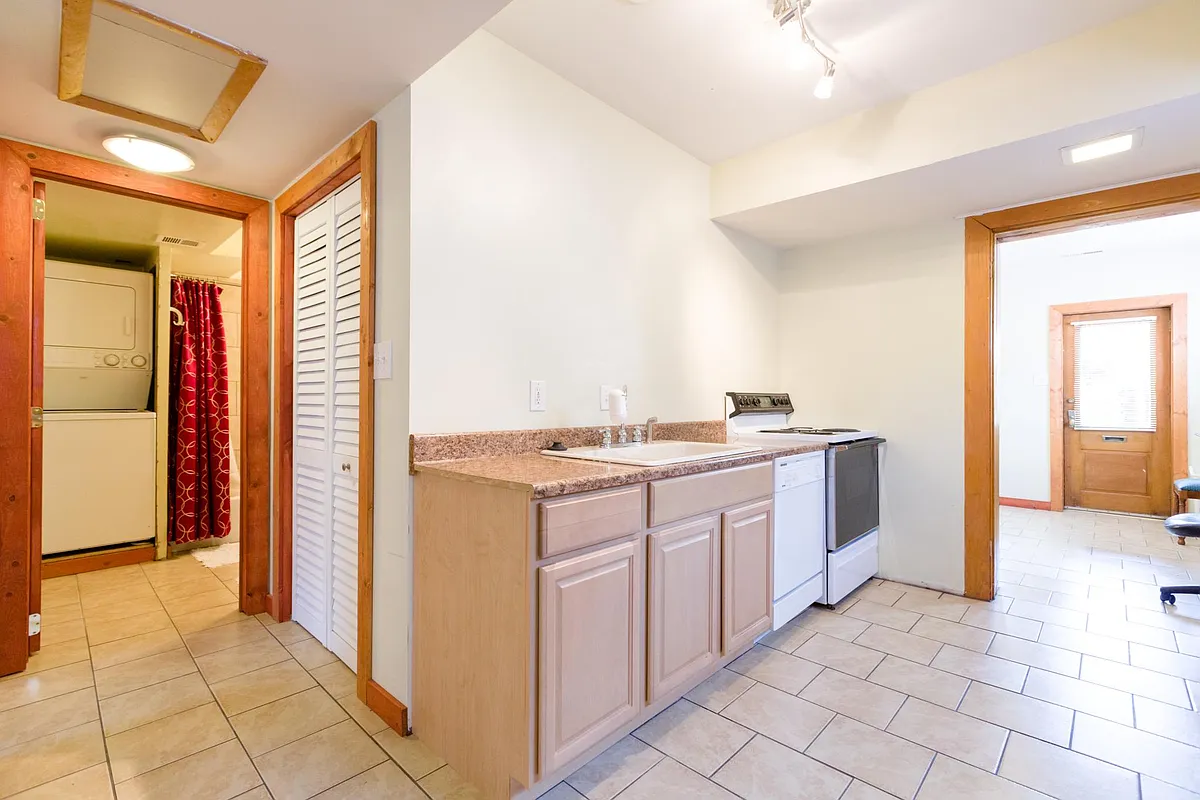 Full Bathroom with Washer/Dryer in Unit/Fully Furnished Kitc - 1506 Chain Bridge Rd #LL