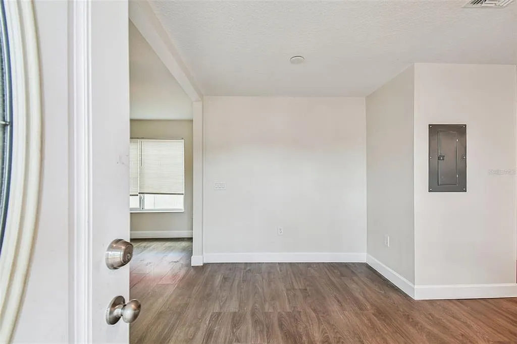 3 bed, 2.0 bath, 900 sqft, $2,000 — Photo 3