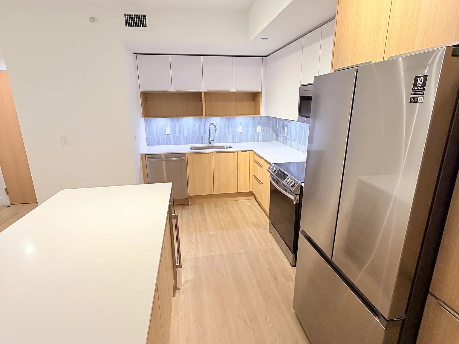 2 bed, 1025 sqft, $3,350 — Photo 3