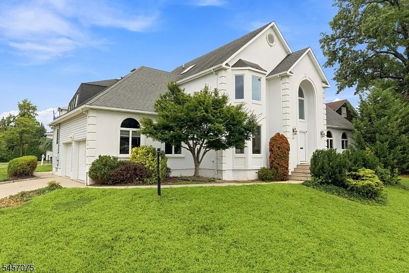 5 bed, 2.5 bath, $6,500 — Photo 2