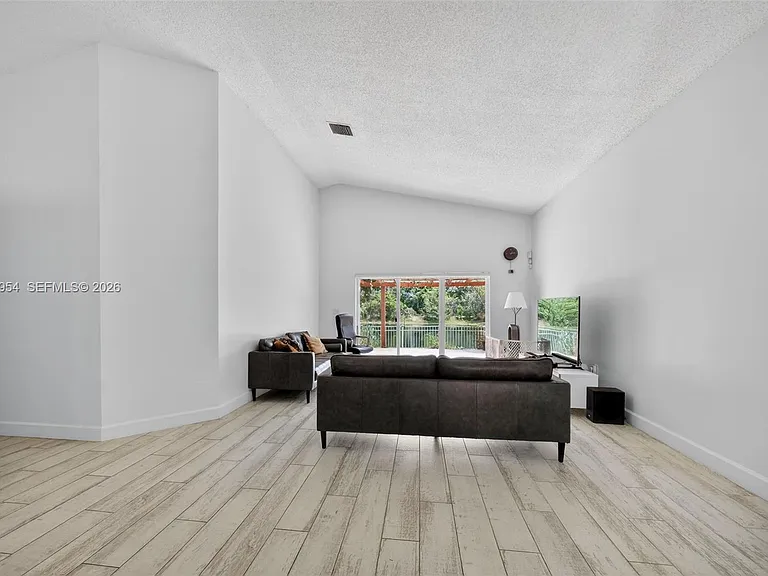 685 SW 198th Ter — Photo 12