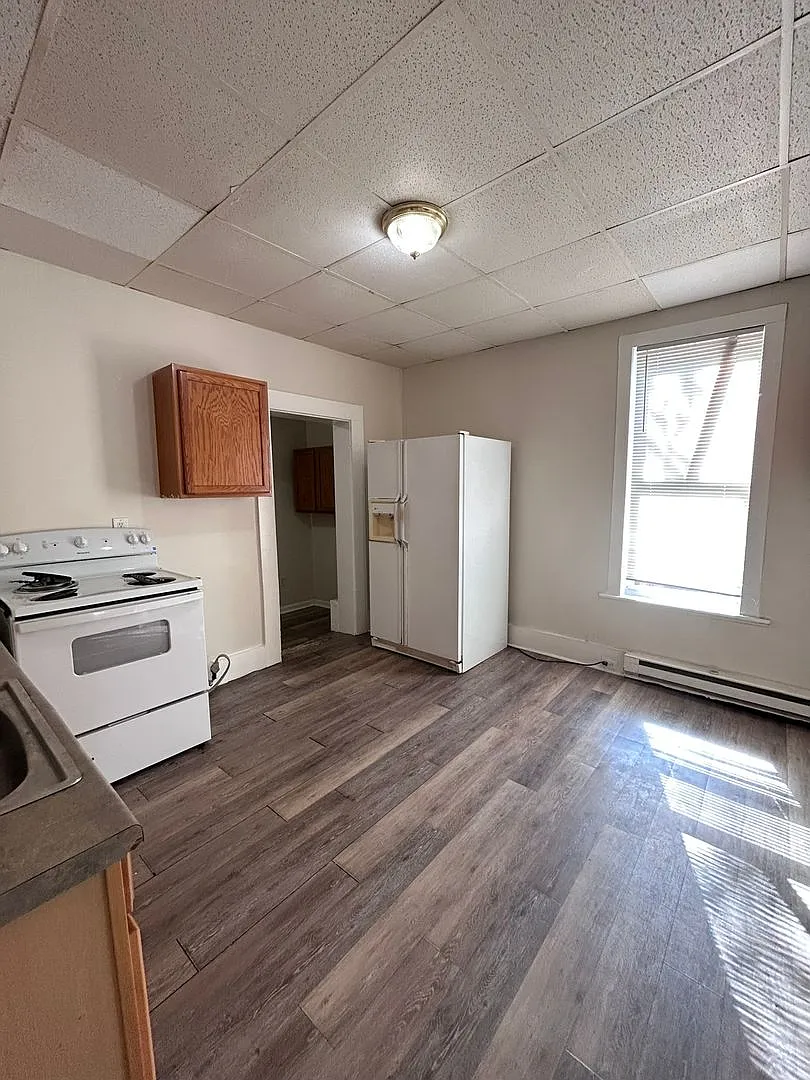 3 bedroom, 1 bath, 2 story half double house — Photo 3