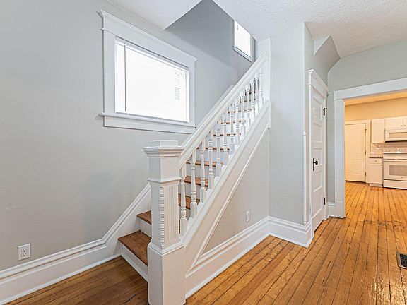 3rd image of 699 Kelton Ave