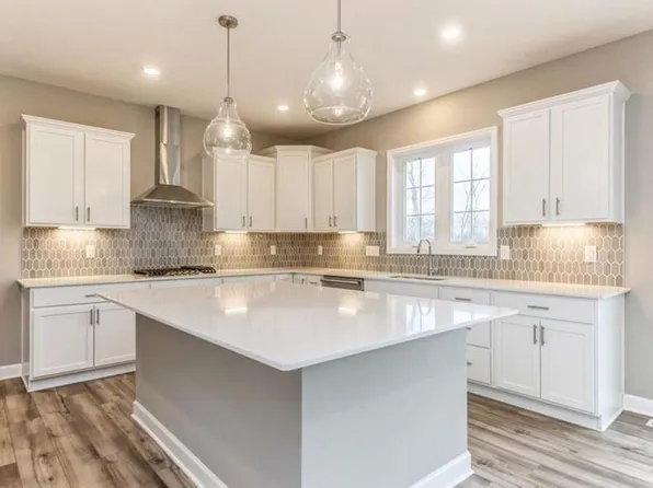 1927 Balsam Dr, Carver, MN 55315