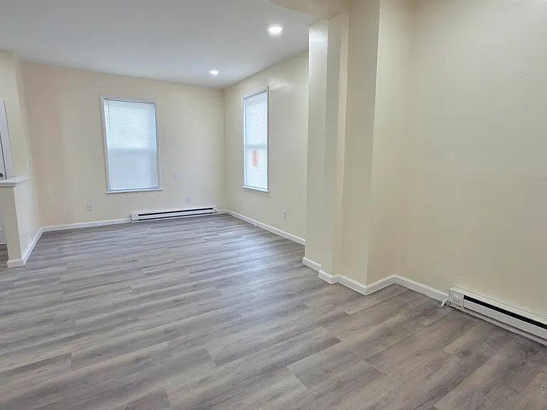 547 N Silk St — Photo 6