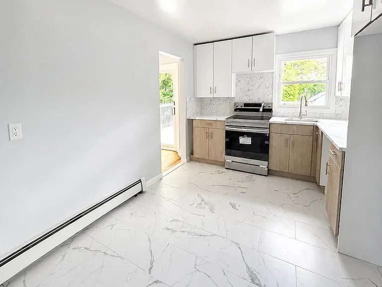 324 Buckingham Rd — Photo 9