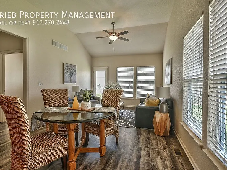 584 S Poplar St — Photo 9