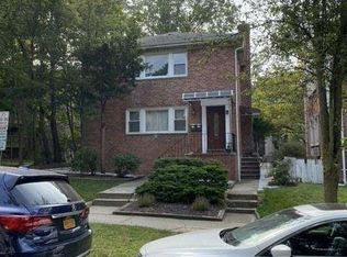 4 Hill Park Ave #2, Great Neck, NY 11021