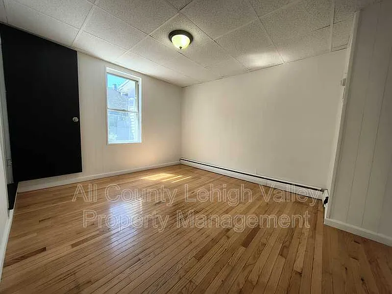 546 Thomas St — Photo 9