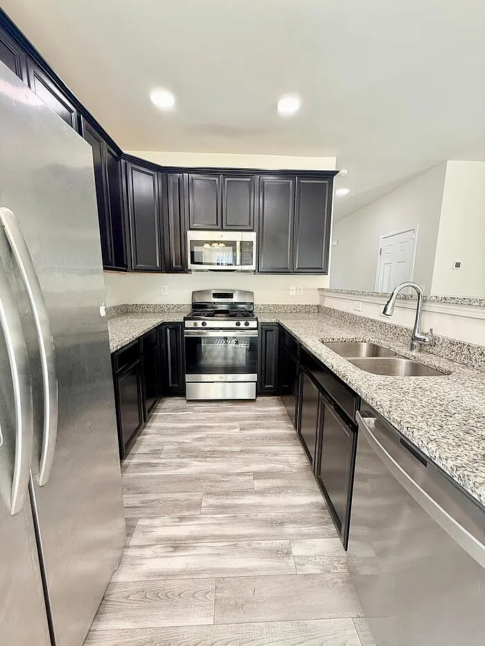 3 bed, 2.5 bath, 1557 sqft, $1,949 — Photo 3