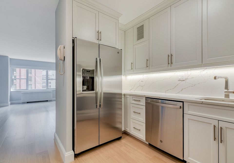 1st image of 20 W 64th St APT 36A