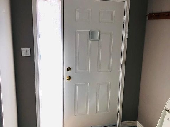 2nd image of 806 Fairway Cres