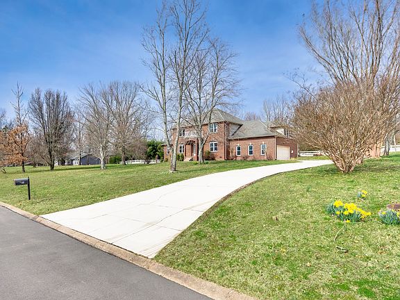 5th image of 717 E Meadows Dr