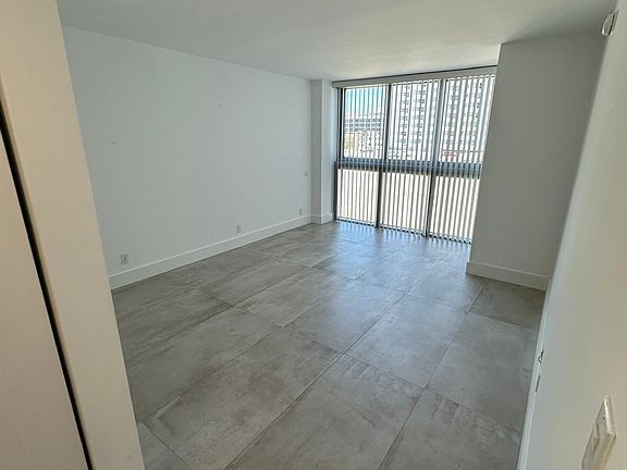 4th image of 2655 Collins Ave APT 507