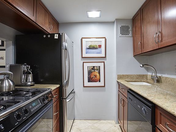 4th image of 155 W 15th St APT 2D
