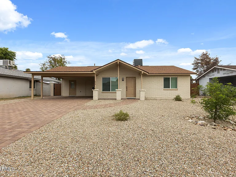 224 E Oxford Dr — Photo 2