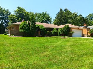 1910 Caronia Dr, Lyndhurst, OH 44124