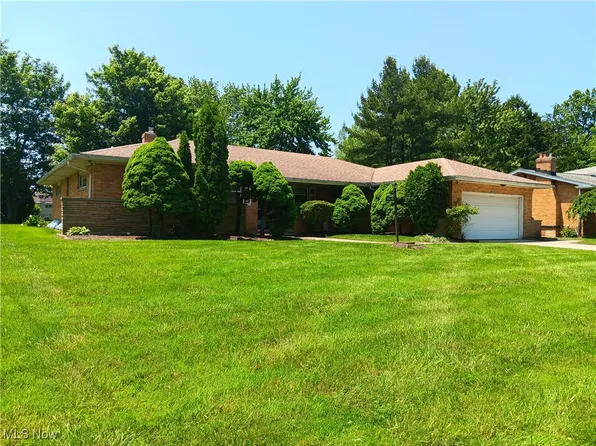 1910 Caronia Dr, Lyndhurst, OH 44124