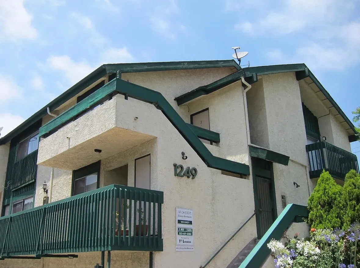 1247 N June St — Photo 4