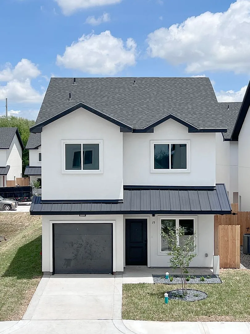 Luxury Townhome In Gated Community (Close to Expressway 281 & Wisconsin) — Photo 1