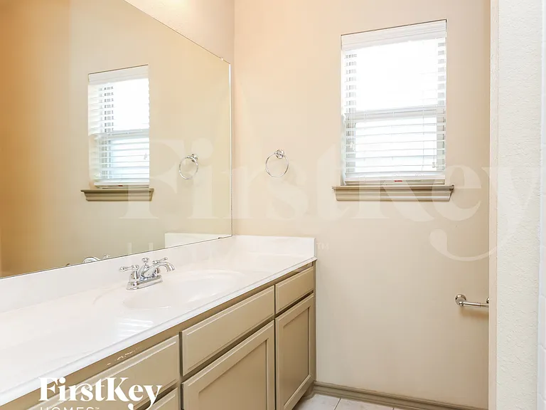 1740 Colorado Dr — Photo 9