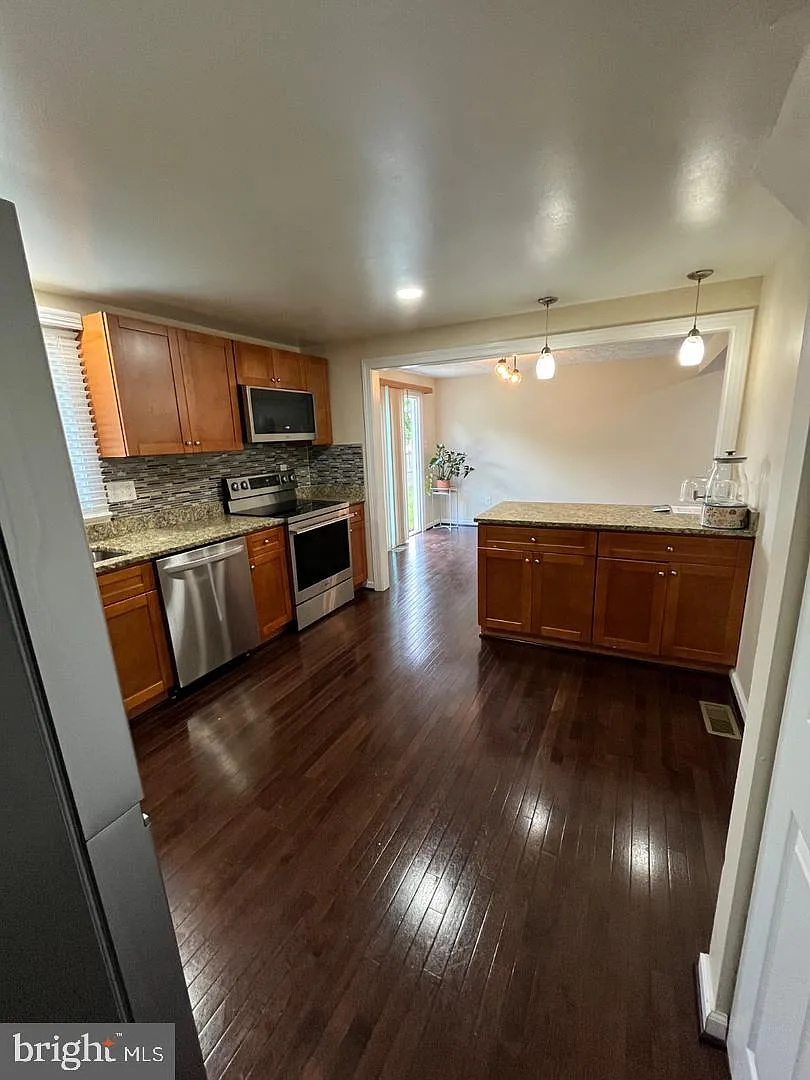 4 bed, 2.5 bath, 1832 sqft, $3,400 — Photo 4