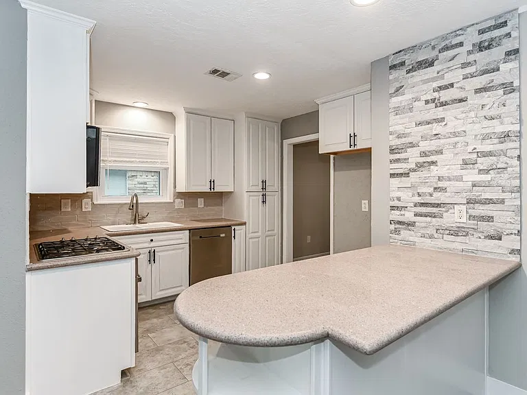 7923 Dawnridge Dr — Photo 6