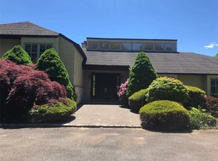 4 Deepwood Ct, Old Westbury, NY 11568